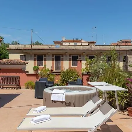 Penthouse With Jacuzzi On Private Terrace In Trastevere Apartment Rome